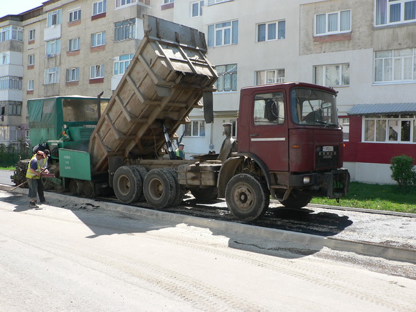 1.4 asternere strat de uzura trotuar  str. Republicii 12.jpg